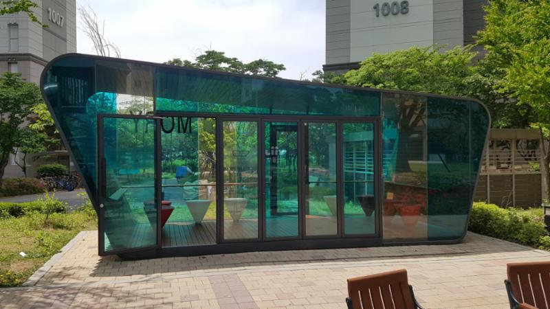 멋스러운 조경시설과 조화롭게 꾸며진 주민쉼터 공간이에요