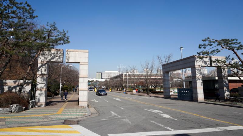 단지 인근에 대학교가 위치하고 있어 대학로 주변이 번화가로 잘 조성되고 있습니다