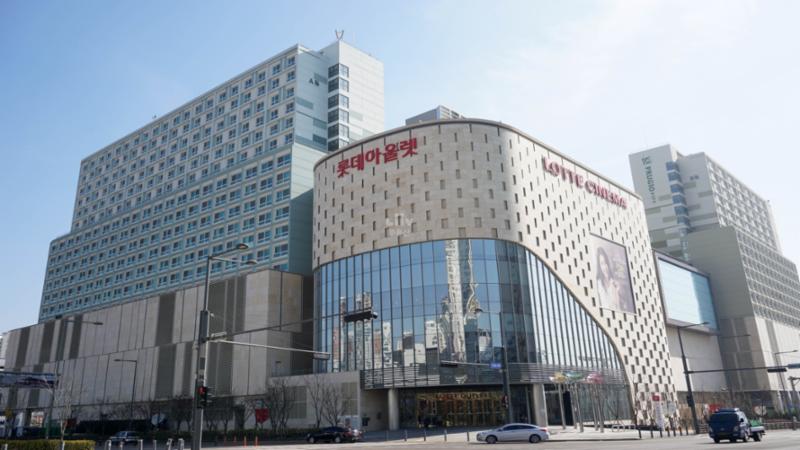 단지 인근에 위치한 롯데아울렛 입니다