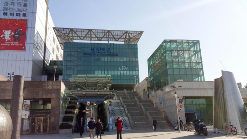 단지 주변에 위치한 환승역 청량리역입니다