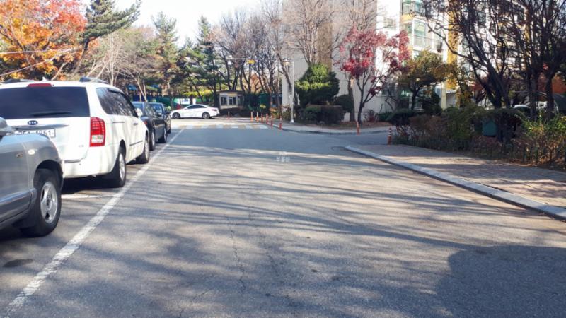 보도블록으로 깔끔하게 마감된 평지로 된 보행로예요