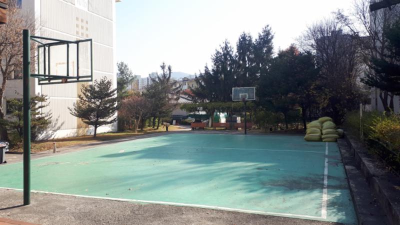 단지 내 체육시설이에요