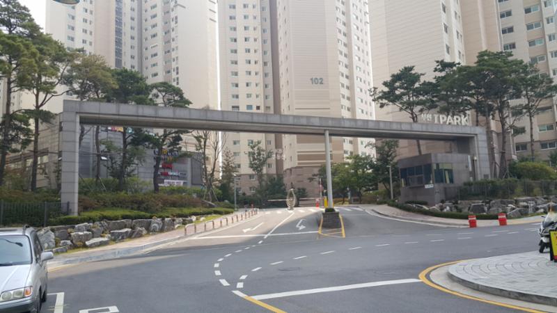 부천아이파크 아파트 정문 이에요