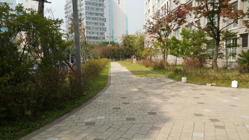 단지 내 산책로 모습이에요