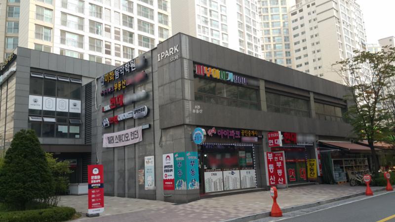 단지 내 상가가 배치되어 있고 다양한 업종의 상가들이 입점해  입주민들이 멀리 가지 않아도 편리하게 이용할 수 있도록 신경 쓴 모습 이에요