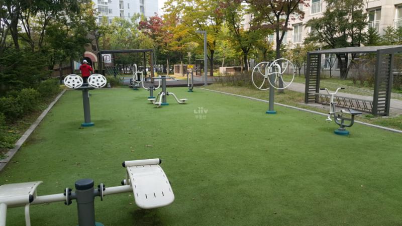 단지 내 입주민들의 건강을 위한 운동시설이에요