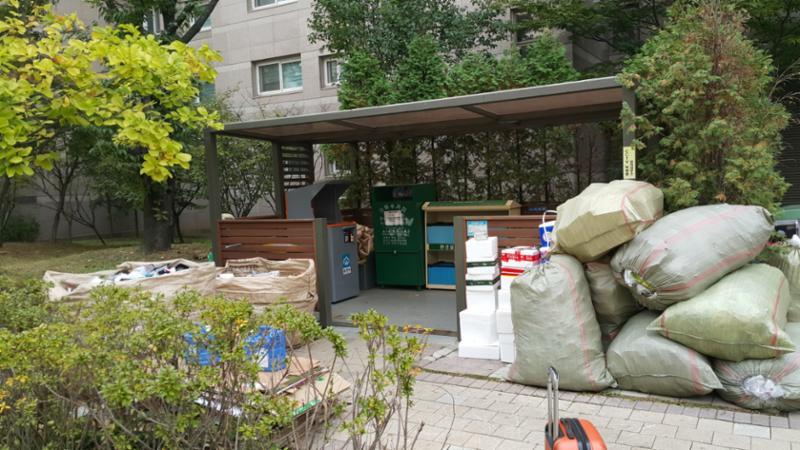 입주민들의 생활편의를 위하여 재활용 분리수거장을 야외에 별도로 설치하여 편의를 높였으며, 단지를 깨끗하게 관리할 수 있어요