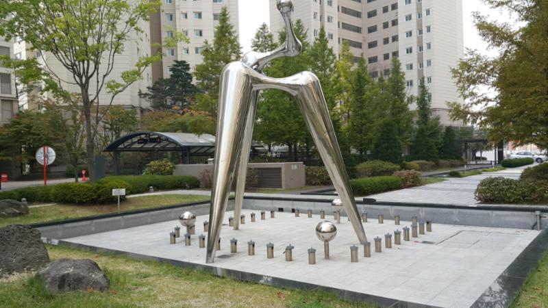 단지 내에 수목과 조형물이 조화를 이뤄 아름답게 꾸며져 있으며, 중간중간 쉼터도 마련되어있어 편리하게 이용할 수 있어요
