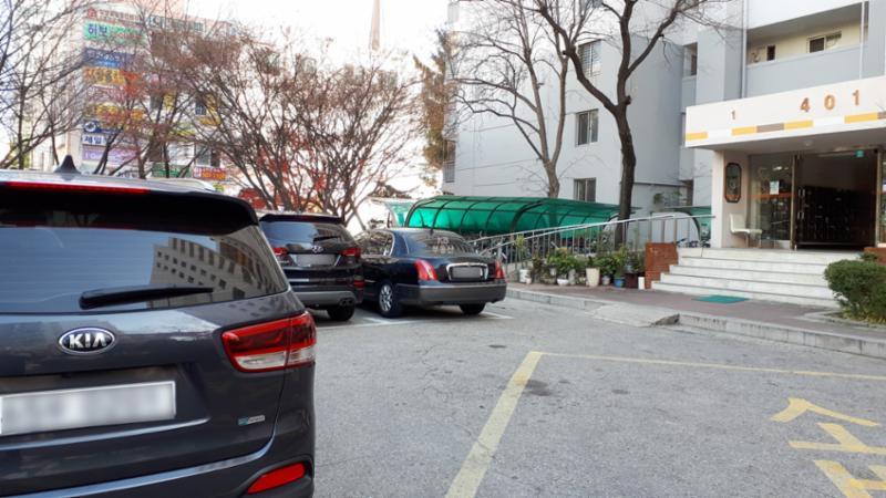 단지 내 지상주차장이에요