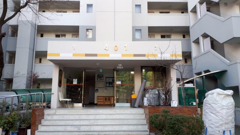 자동문으로 출입이 가능한 아파트 1층 공동현관이에요