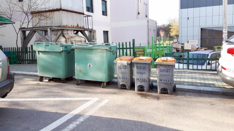 주민들의 이동 경로를 배려해 주차장 외진 곳에 마련된 분리수거장이에요