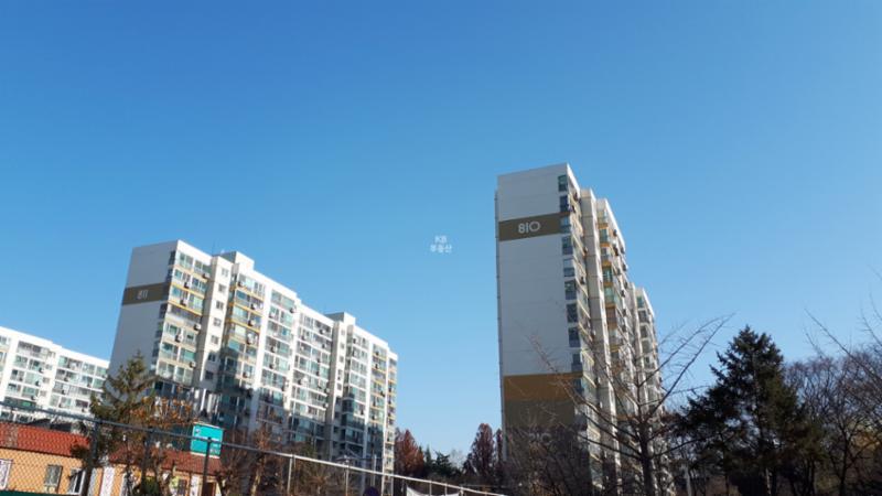 아파트 전경 모습이에요
