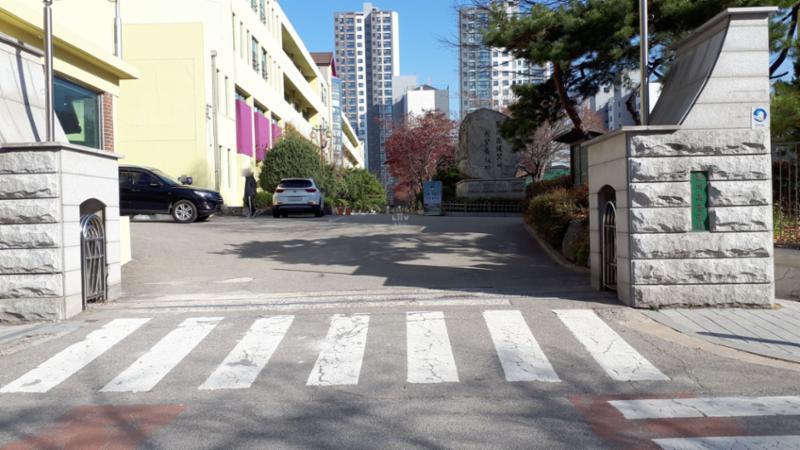 과천시 꿈보람길26에 위치한 과천고등학교 입니다