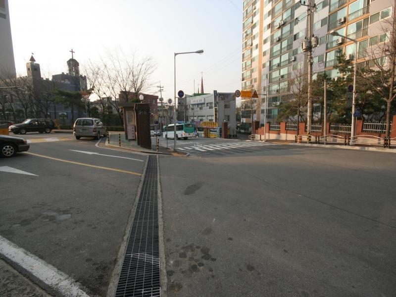 정문앞도로