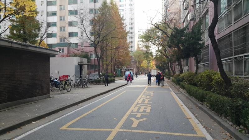 단지 내 도로 모습이에요