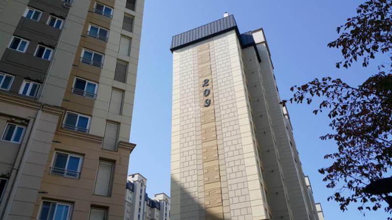 2014년 05월에 입주 한 한화유로메트로2단지 209동의 전경 모습이에요