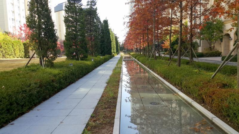 단지를 따라 걸으며 자연을 느낄 수 있는 쾌적한 단지 내 산책로고요