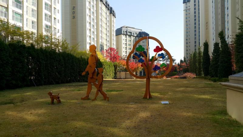 단지 곳곳에 자연친화적인 모습과 다양한 조형물이 갖춰져 있어 보는 재미가 있는 단지 전경이에요
