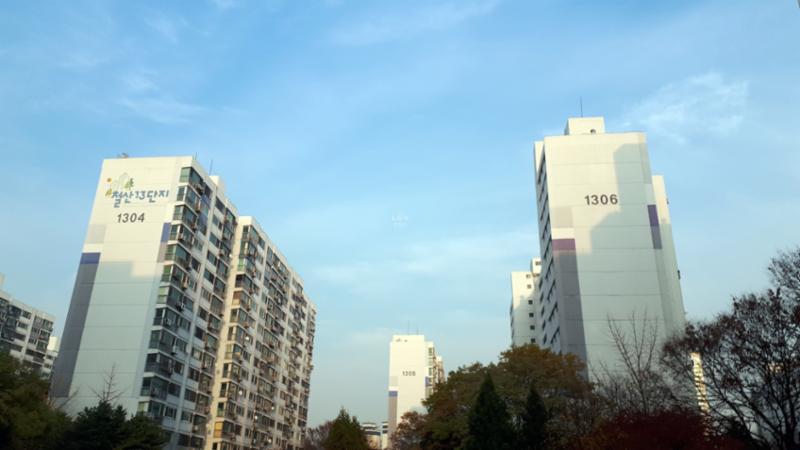 단지 바로 앞에 안양천이 흘러 쾌적한 자연환경을 단지 내에서도 감상할 수 있어요