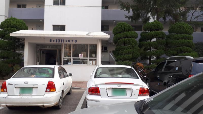 총 1,800대를 주차할 수 있는 지상 주차공간이에요