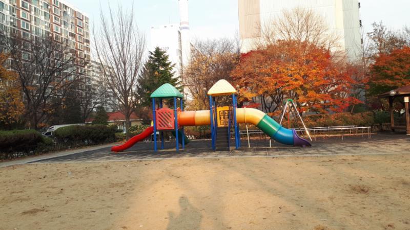 안전 바닥재 사용으로 아이들이 더 안전하게 뛰어놀 수 있는 쾌적한 놀이터이에요