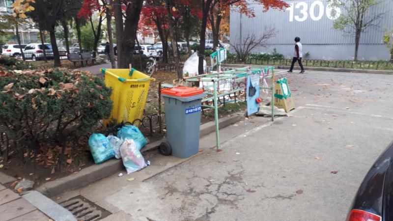 단지 내 분리수거함이에요