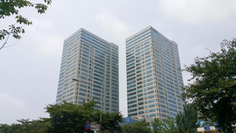다양한 기업들이 입주해 있는 디폴리스지식산업센터가 단지와 인접해 있습니다