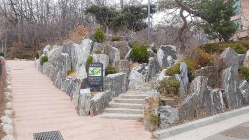 현충사와 연결되어 있는 현충 근린공원 입니다
