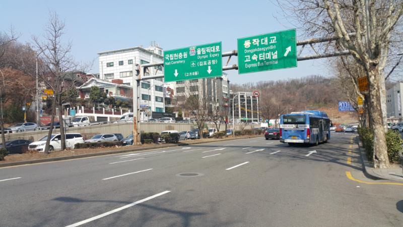 이수교차로에서 사당역까지 이어지는 왕복8차로의 동작대로 입니다
