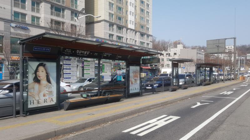 동작대로 중앙버스차로의 버스정류장(정금마을) 입니다