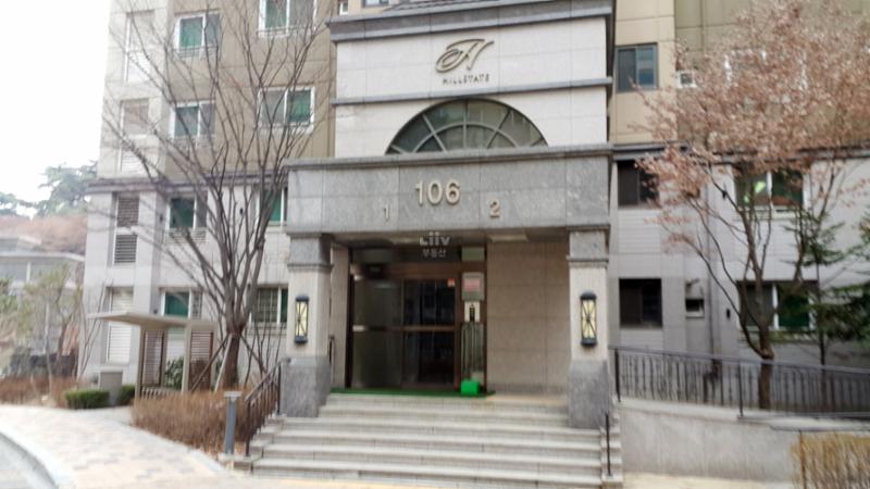 고급스러운 디자인이 돋보이는 공동현관이에요