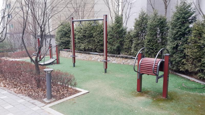 인조 잔디로 꾸며져 있는 단지 내 주민운동시설이에요