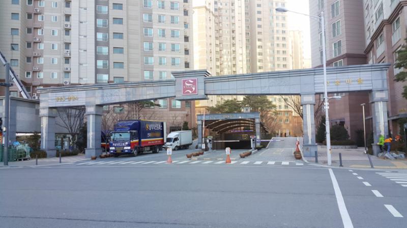 지하 주차장으로 바로 들어갈 수 있는 단지정문이에요