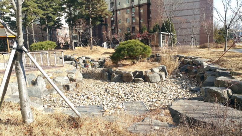 멋스러운 조경시설이 조화롭게 꾸며진 공간이에요