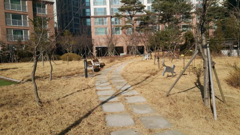 단지를 따라 걸으며 자연을 느낄 수 있는 쾌적한 단지 내 산책로구요
