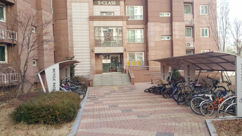 공동현관 옆으로 자전거를 주차할 수 있도록 공간이 마련되어 있으며, 단지 곳곳에도 자전거 보관소를 제공하여 입주민의 자전거를 안전하게 보관할 수 있도록 하였어요