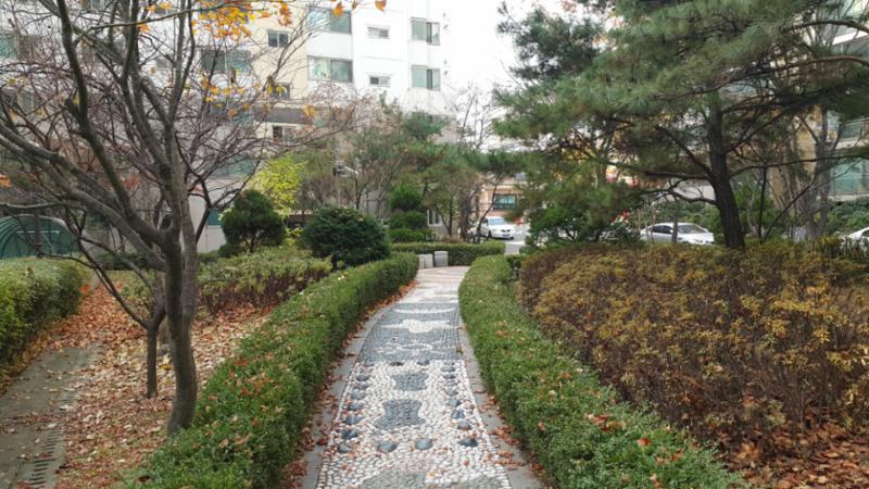 아름다운 조경을 느낄 수 있는 산책로가 위치해 있어요
