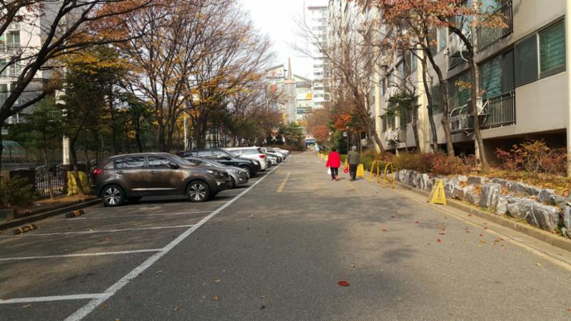 단지와 단지 사이에 넓은 지상 주차공간을 마련하여 집과 주차장의 이동이 편리합니다