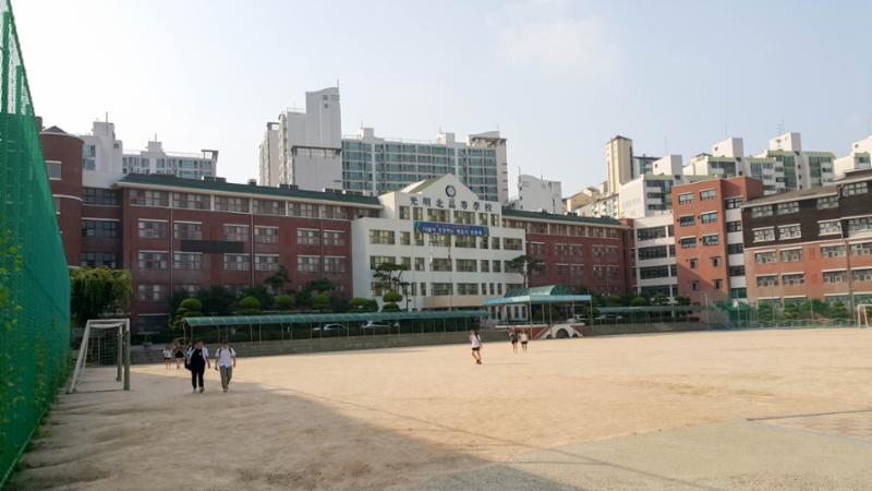 단지 주변에 위치한 광명북고등학교입니다
