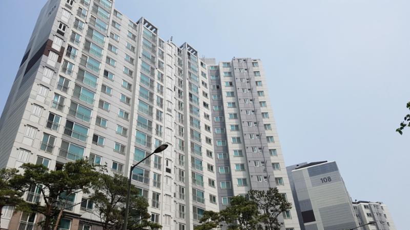 래미안위브 단지 내에는 놀이터, 조경, 산책로 등이 잘 조성돼 어린 자녀와 생활하기 편리하며 쾌적한 주거환경이 돋보여요