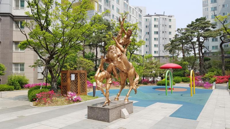 멋스러운 조경물과 분수대가 설치된 단지내 조경물이에요