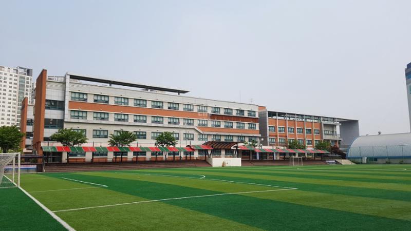 단지 주변에 위치한 전농초등학교입니다