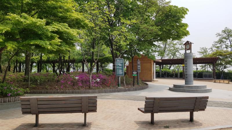 단지 주변에 위치한 답십리공원입니다
