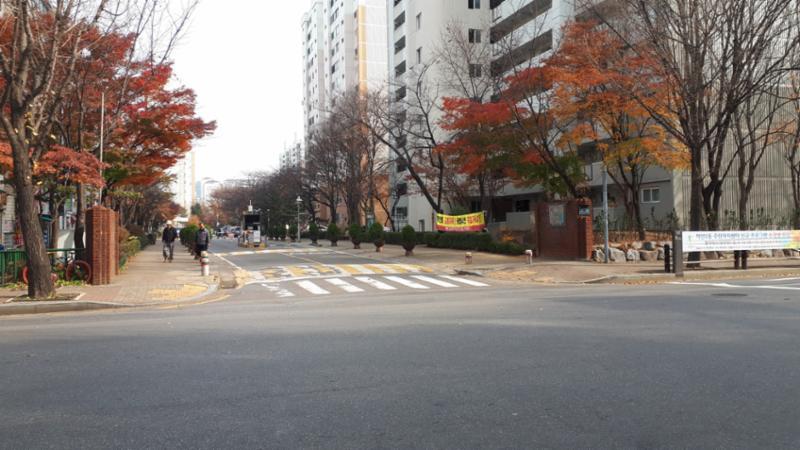단지 내에서 서행하도록 과속 방지턱이 설치되어 있는 주공12단지 정문이에요