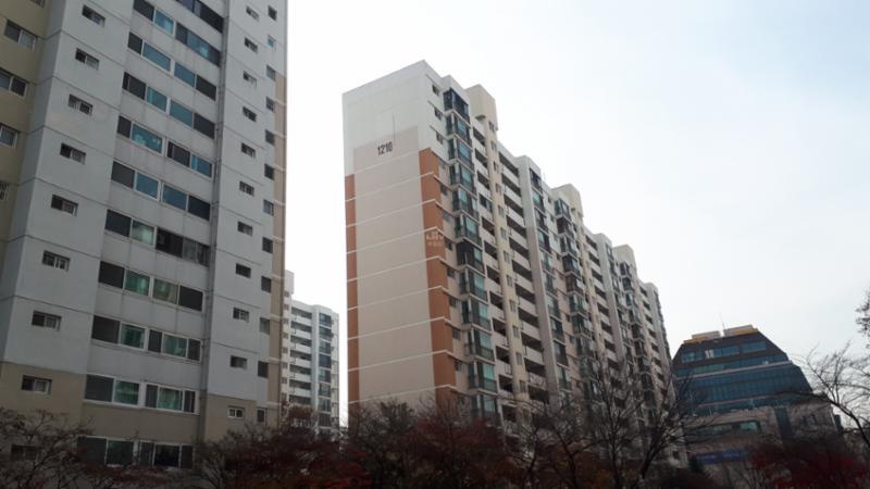 단지 앞으로 안양천이 흘러 쾌적한 자연환경을 만끽할 수 있는 단지에요