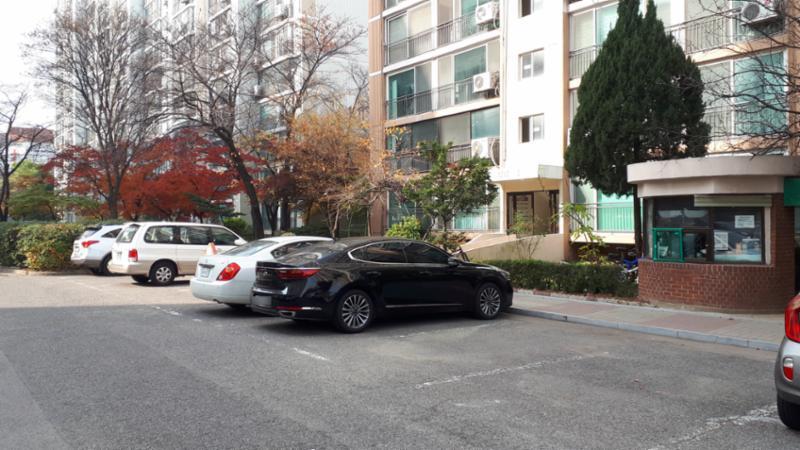 단지와 단지 사이에 넓은 지상 주차공간을 마련하여 집과 주차장의 이동이 편리해요