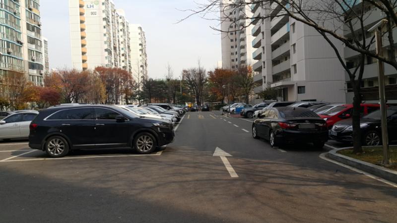 총 1,346대를 주차할 수 있는 지상 주차공간이에요