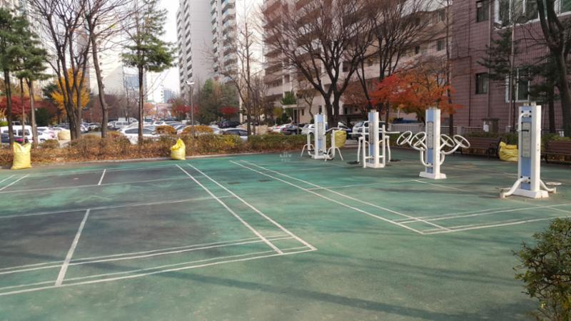 인조잔디가 깔려 있는 주민체육시설이에요