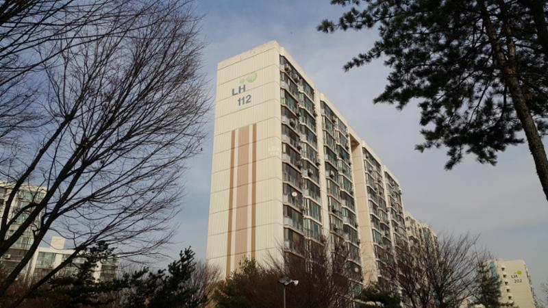단지 바로 앞에 철망산근린공원이 인접해 있어 산책 및 휴식을 취하기 좋아요