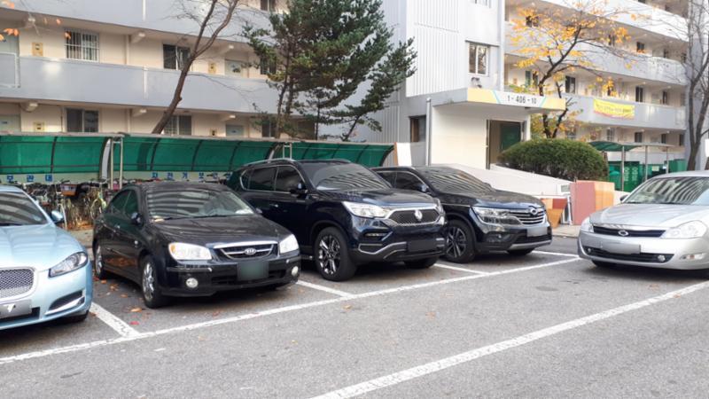 단지 내 지상주차장 모습이에요